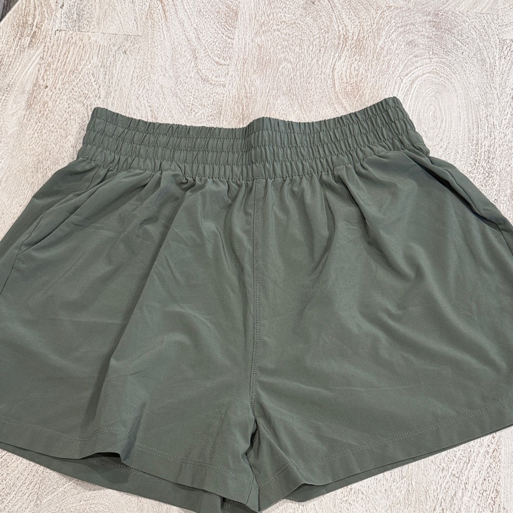 Vuori Villa sage green Women's Shorts